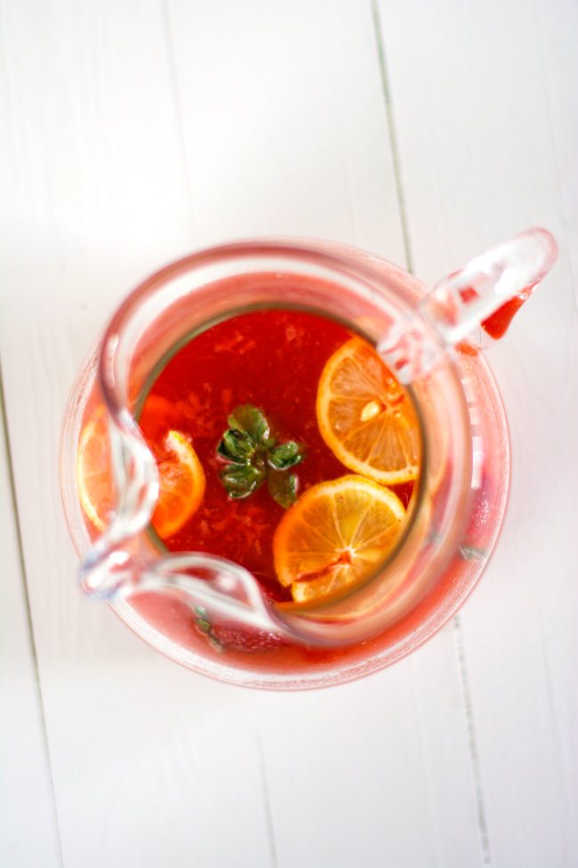skinny sparkling strawberry lemonade